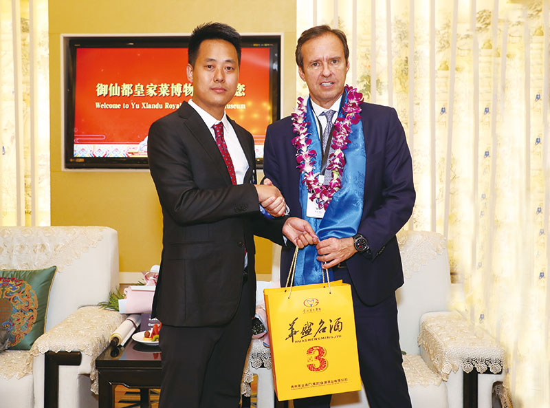 涂宸豪和玻利維亞前總統(tǒng)基羅加