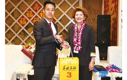涂宸豪和塞浦路斯總統(tǒng)夫人、歐盟教育文化部長(zhǎng)安德魯拉。